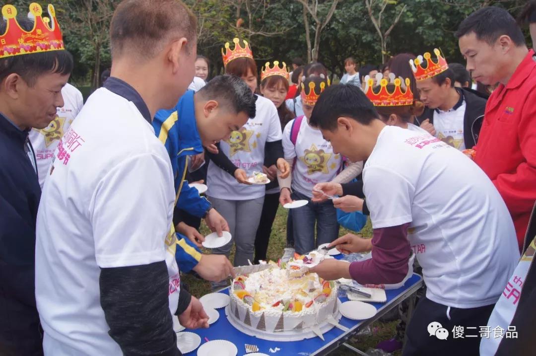 傻二哥參加“追夢松湖，保利同行”環(huán)生態(tài)園漫步節(jié)活動(dòng)-切生日蛋糕